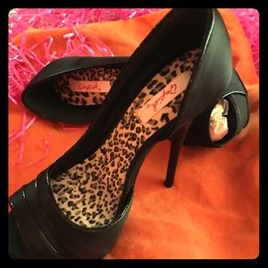 Women’s Black Satin Qupid brand stilettos 👠